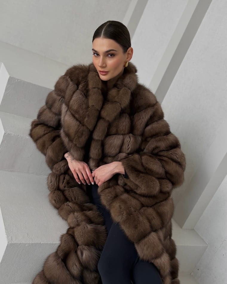 Sable collection 💎

Premium line of our shop 🤍

Неймовірно розкішна шуба з хутра Баргузинського Соболя у відтінку Lavander❤️‍🔥

Довжина максі і розкішний англійський комір💋
Виробник Греція🇬🇷
Постачання 2026 року‼️

