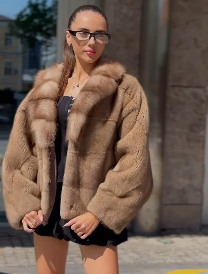 Неймовірна модель полушубка з хутра норки❤️

Колекція 2026🔥🔥🔥

Прикрашений неймовірним коміром з хутра куниці💋
Виробник Греція ✅

Є інші відтінки 🌸

🔝KASTORIA - перший в Україні офіційний член асоціації GREECFUR 🇺